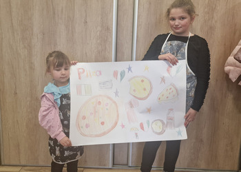 dzieci trzymające wykonany plakat