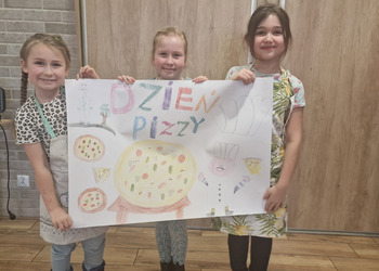 dzieci trzymające wykonany plakat