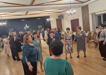 seniorzy podczas zabawy na parkiecie