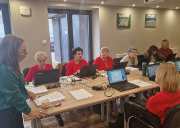 na zdjęciu seniorzy podczas kursu komputerowego 