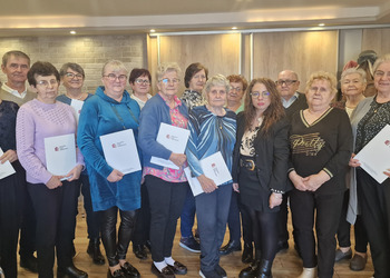 na zdjęciu seniorzy podczas kursu komputerowego 