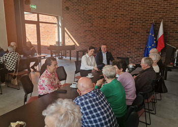 Zdjęcie przedstawia uczestników Klubu Seniora