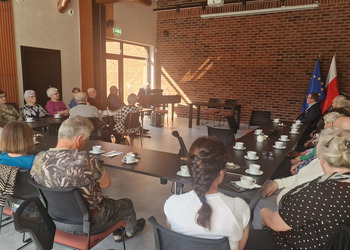 Zdjęcie przedstawia uczestników Klubu Seniora