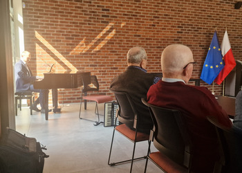 Zdjęcie przedstawia uczestników Klubu Seniora