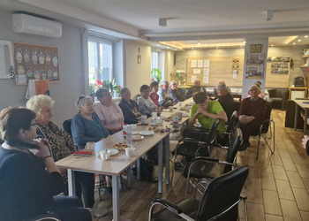 Zdjęcie przedstawia uczestników Klubu Seniora
