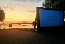 Kino plenerowe nad jeziorem 