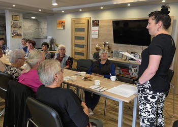 zdjęcie przedstawia seniorów podczas warsztatów