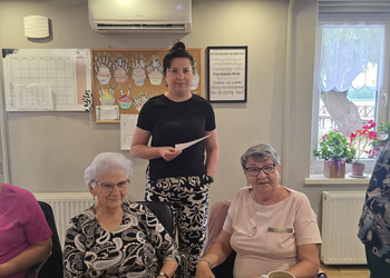 zdjęcie przedstawia seniorów podczas warsztatów