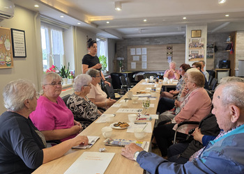 zdjęcie przedstawia seniorów podczas warsztatów