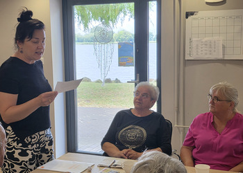 zdjęcie przedstawia seniorów podczas warsztatów