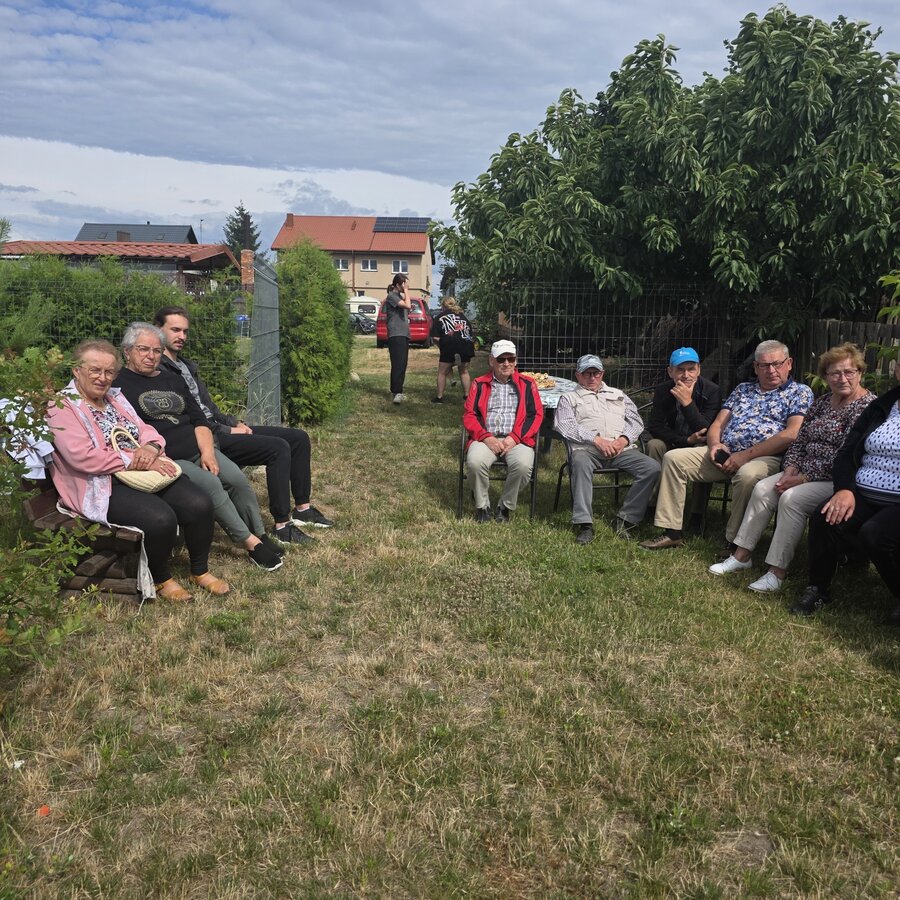 Zdjęcie przedstawia uczestników Klubu Seniora podczas zajęć na strzelnicy