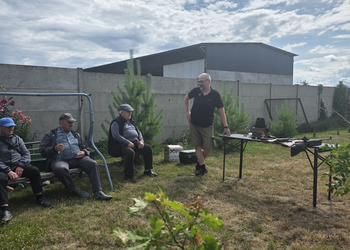 Zdjęcie przedstawia uczestników Klubu Seniora podczas zajęć na strzelnicy