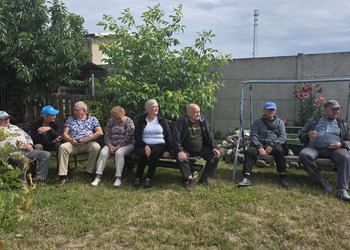 Zdjęcie przedstawia uczestników Klubu Seniora podczas zajęć na strzelnicy