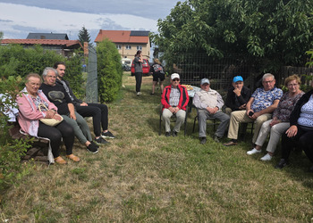 Zdjęcie przedstawia uczestników Klubu Seniora podczas zajęć na strzelnicy