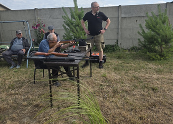 Zdjęcie przedstawia uczestników Klubu Seniora podczas zajęć na strzelnicy