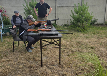 Zdjęcie przedstawia uczestników Klubu Seniora podczas zajęć na strzelnicy