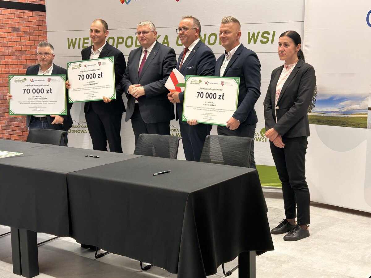 zdjęcie przedstawia podpisanie umowy 