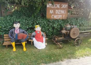 ozdoby dożynkowe przed posesją