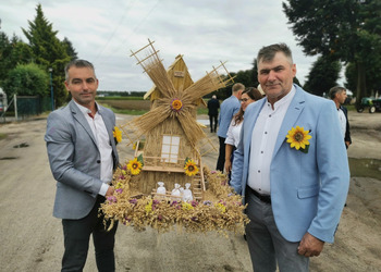 uczestnicy dożynek z wieńcem