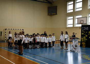 Zdjęcie przedstawia występ pierwszoklasistów.