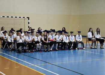 Zdjęcie przedstawia występ pierwszoklasistów.