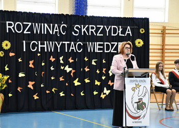 Zdjęcie przedstawia Dyrektor Zespołu Szkół im. Powstańców Wielkopolskich w Brennie.