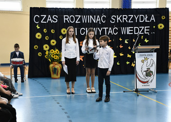 Zdjęcie przedstawia ślubowanie pierwszoklasistów.