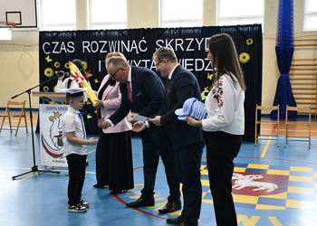 Zdjęcie przedstawia ślubowanie pierwszoklasistów.