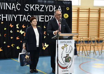 Zdjęcie przedstawia Wójta wraz z Przewodniczącą Rady  składającego życzenia pierwszoklasistom. 