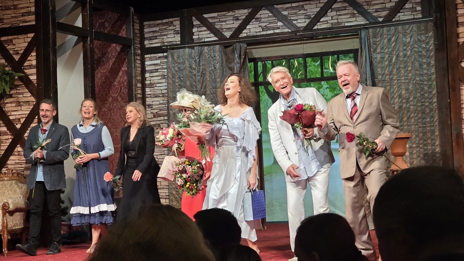 Zdjęcie przedstawia występ aktorów teatru.