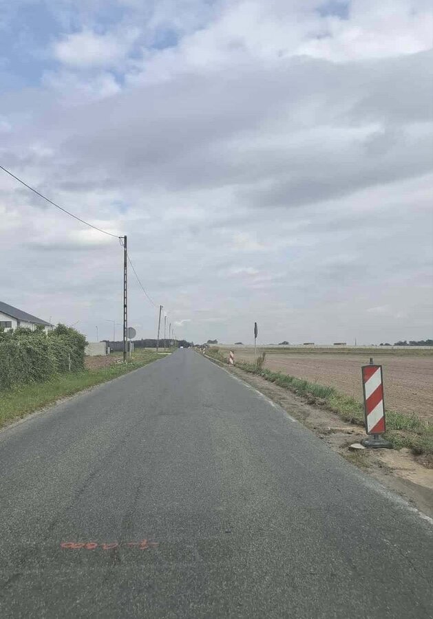 Zdjęcie przedstawia drogę.