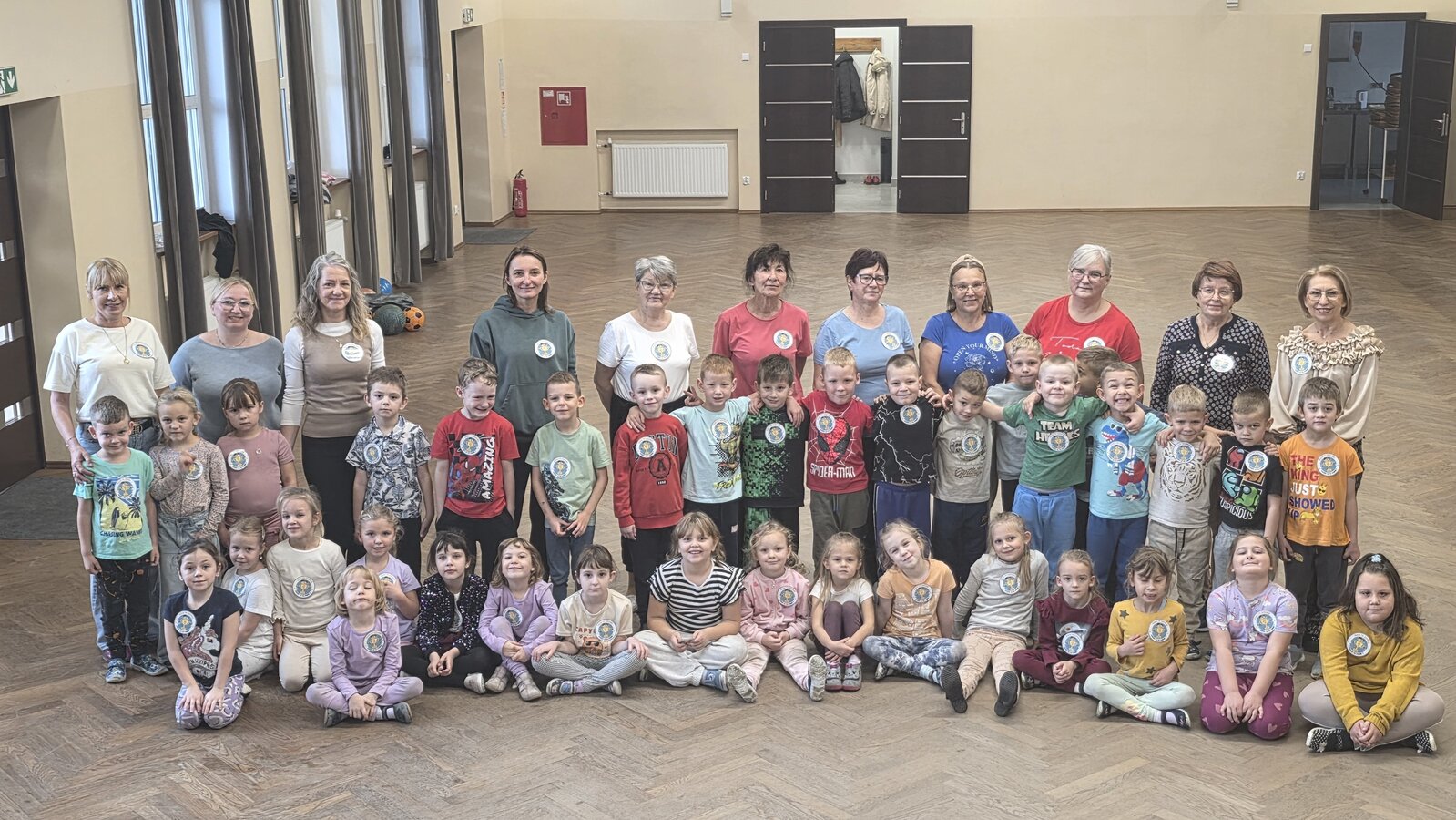 Zdjęcie przedstawia grupę uczestników.