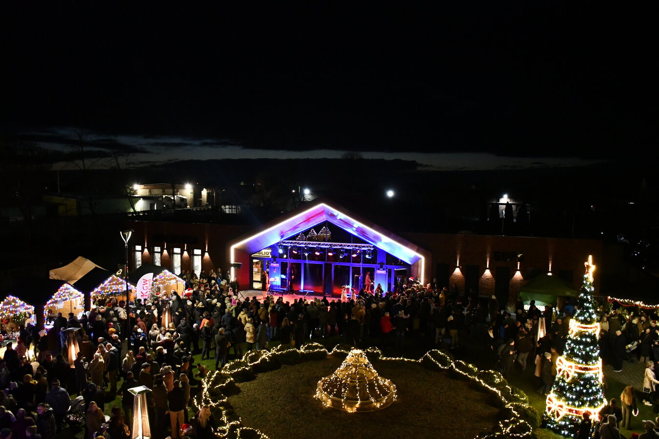 Zdjęcie przedstawia jarmark świąteczny